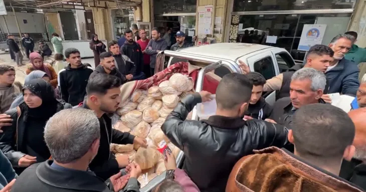 أزمة الطحين تعيد طوابير الخبز إلى غزة.. إغلاق 11 مخبزًا ومخاوف من إزدياد النقص